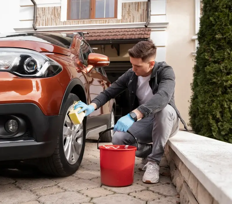 Lavage auto à domicile Saint-Pierre-de-Frugie : professionnel intervenant sur un véhicule